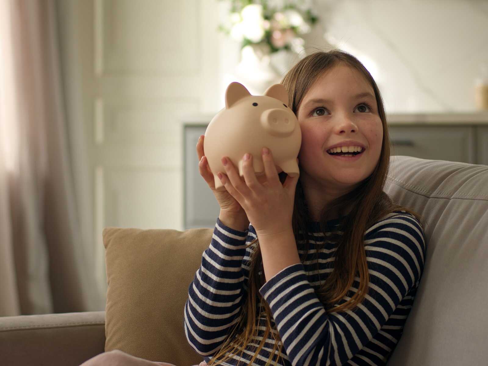 貯金箱を持った女の子 - CreateBright 金融教育